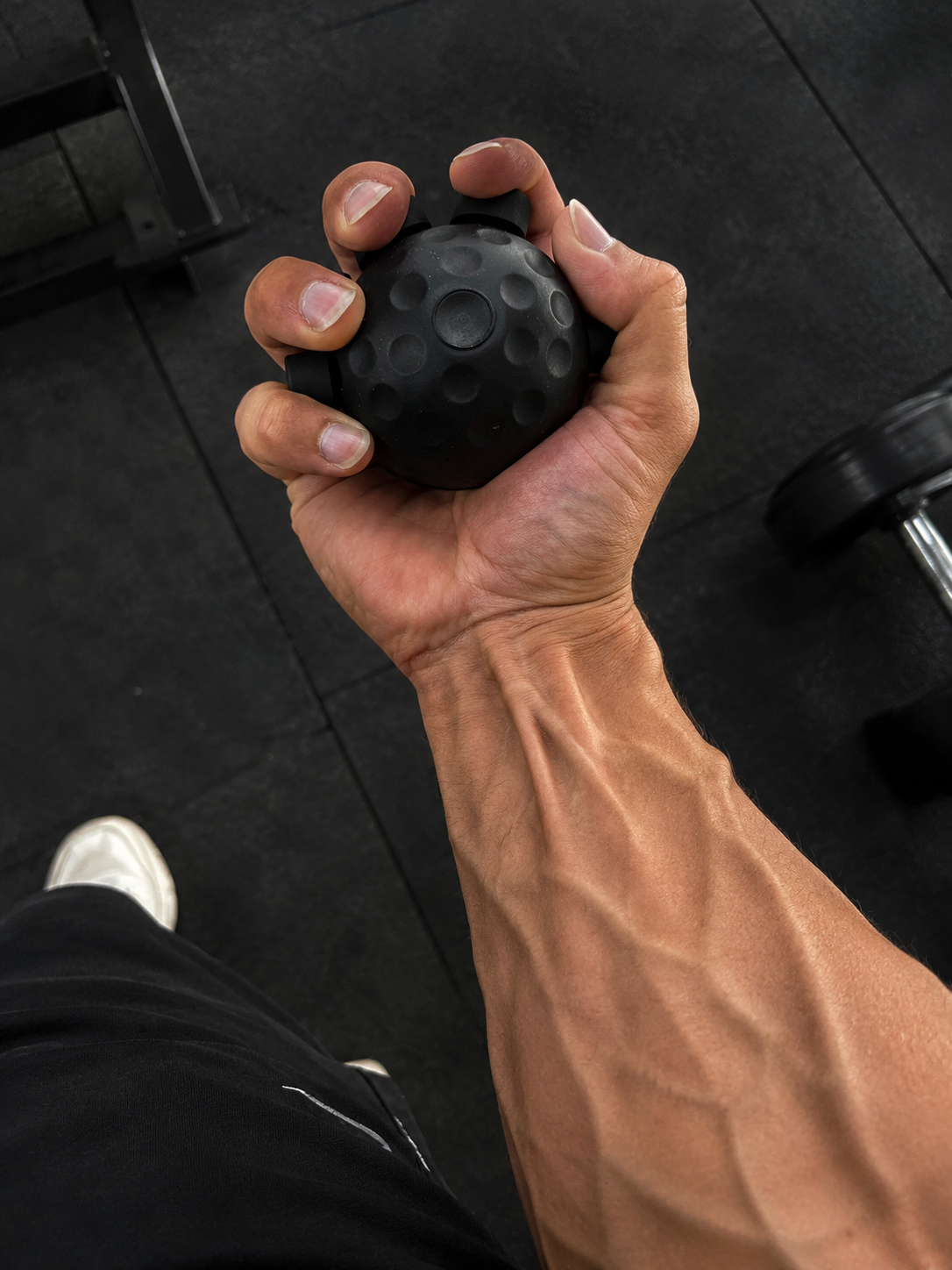 Detalle del sistema de agarre de 5 puntos Power Grip Pro sostenido en la mano